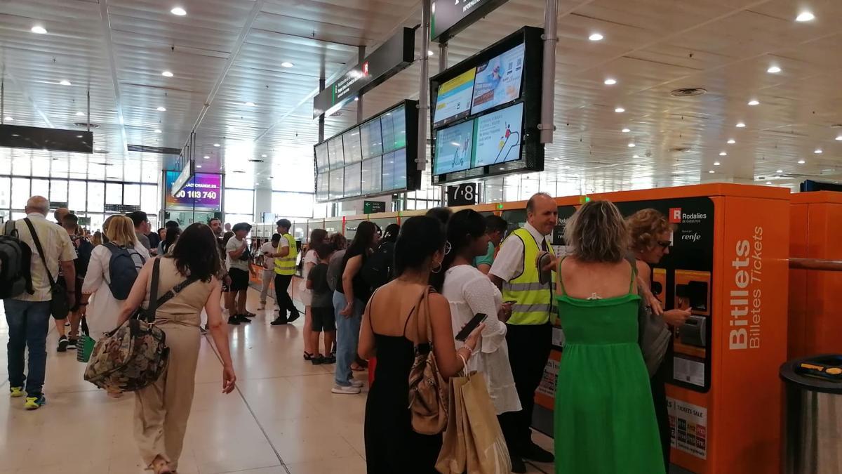 Viajeros afectados por la avería de Rodalies, en la estación de Sants de Barcelona.