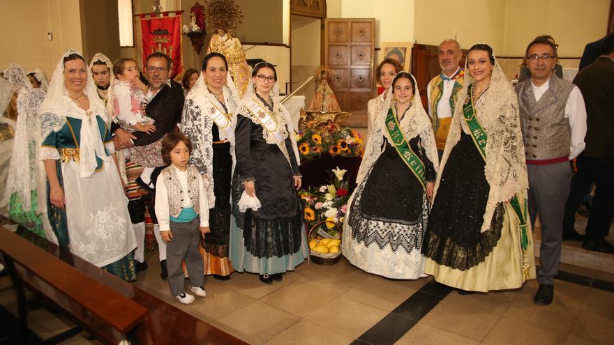 Las fiestas de la Magdalena de Castelló se despiden de Gavà con la ofrenda de flores a la Virgen del Lledó
