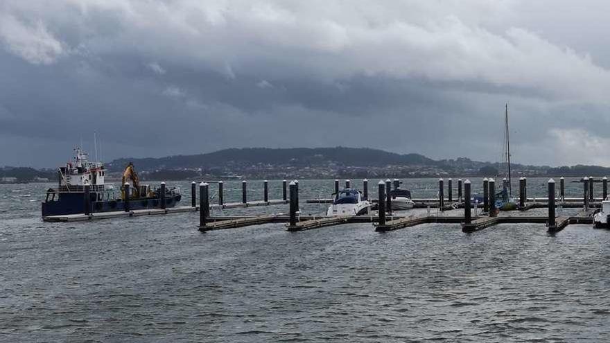 La draga que efectúa los trabajos de regeneración, amarrada en el puerto deportivo de A Toxa. // Muñiz