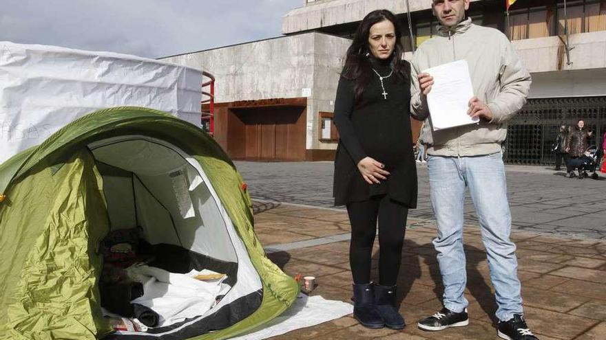 Thais Correa y su pareja acampan como protesta en la Praza do Rei. // Alba Villar