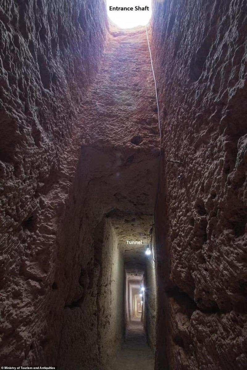 Interior del túnel encontrado en Taposiris Magna