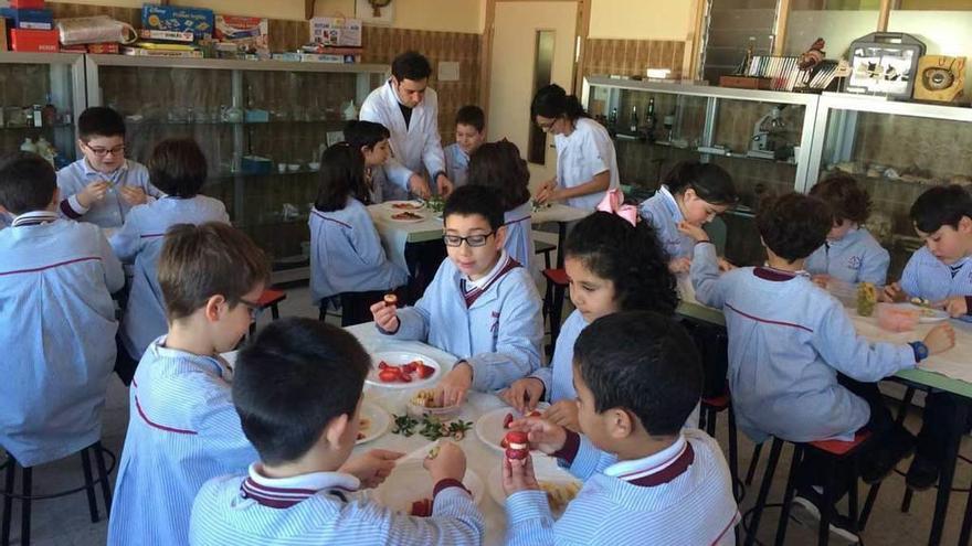Los alumnos del colegio Nuestra Señora del Rosario durante el taller de alimentación saludable.