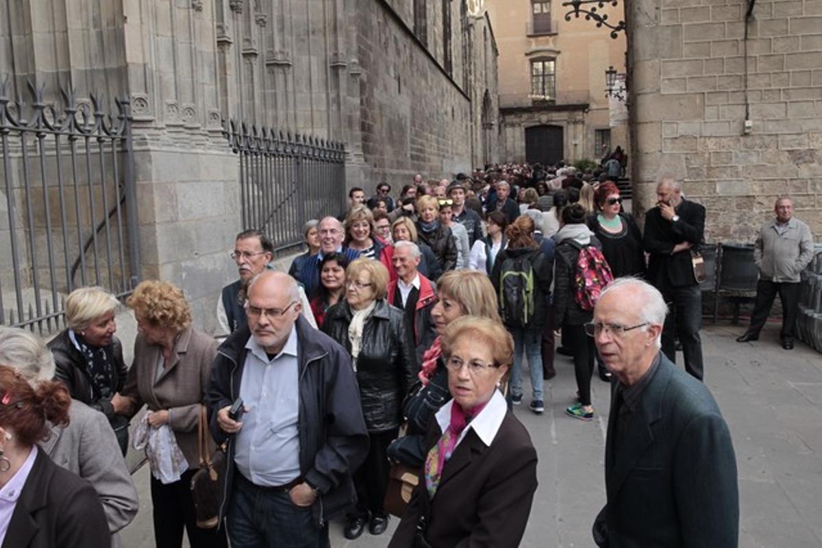 Cues per entrar a la catedral de Barcelona per assistir al funeral per Tito Vilanova, aquest dilluns.