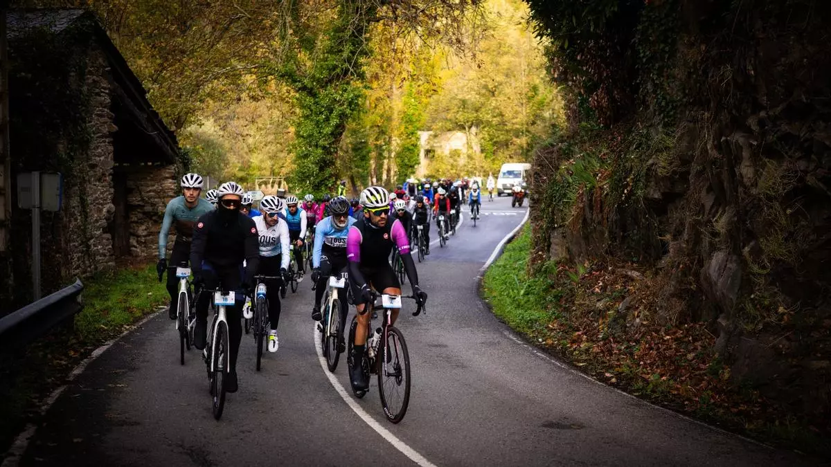 Cangas del Narcea enamora a un centenar de ciclistas con la carrera "Desafío El Acebo" y una subida emblemática en la Vuelta a Asturias: "Las vistas son muy bonitas"