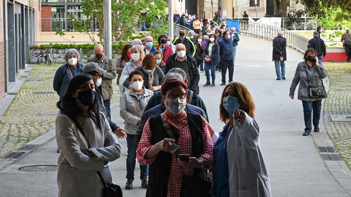 Colas para vacunarse contra el coronavirus en la UB del Raval.