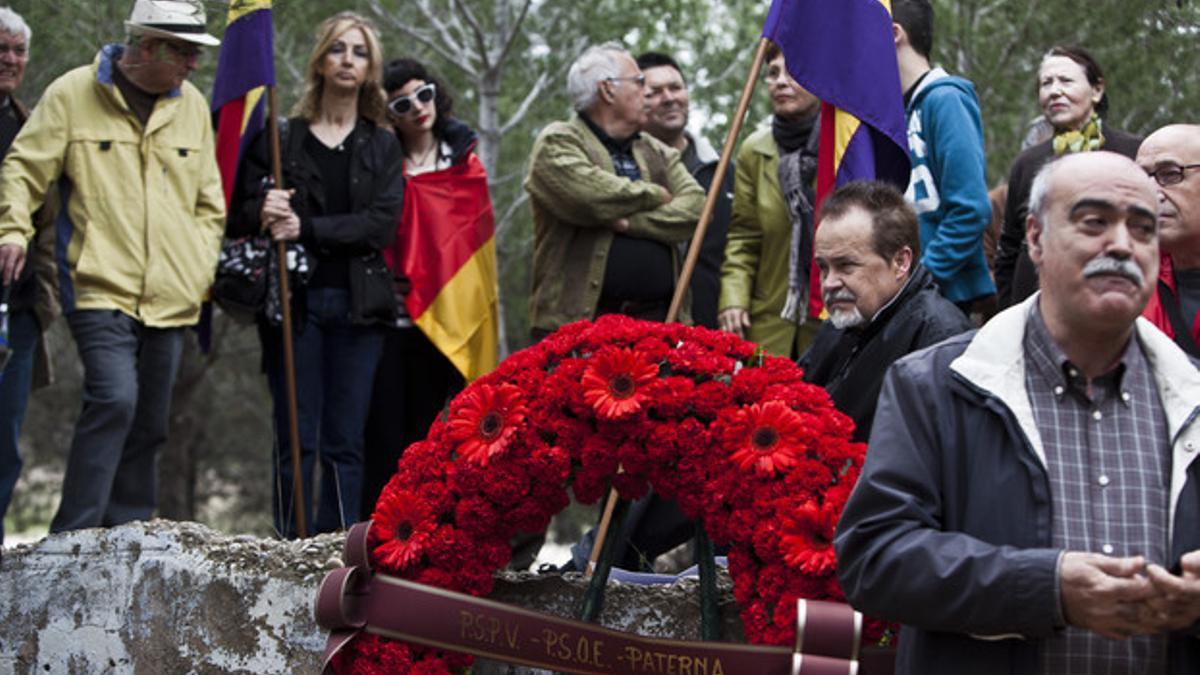 Familiares de los republicanos fusilados en Paterna tras la guerra civil les rinden homenaje, en el 2012.