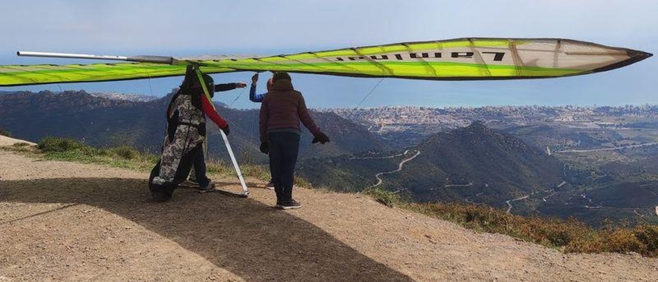 Un aficionado se prepara para iniciar un vuelo de ala-delta en el Desert