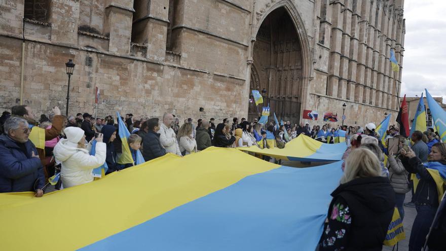 Una marcha por el centro de Palma recuerda la invasión rusa de Ucrania