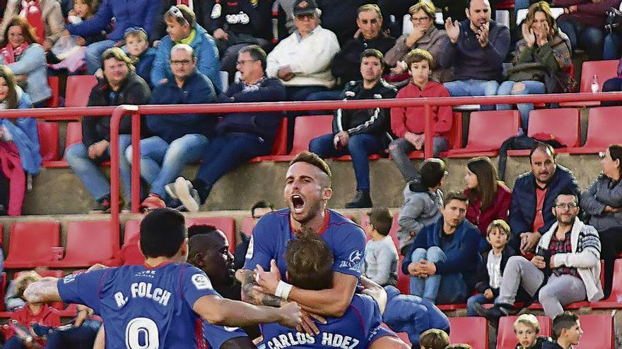 Ñíguez celebra el gol de la victoria ante el Nàstic la temporada pasada con Carlos Hernández, Folch y Mariga.