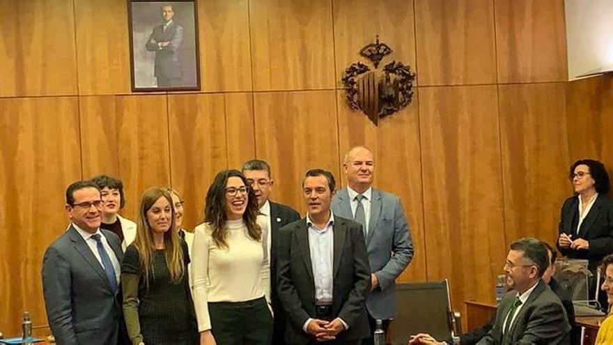 Los miembros de la Mesa de las Corts y diputados de la comisión con la presidenta Aitana Mas, en el centro, ayer en Orihuela.