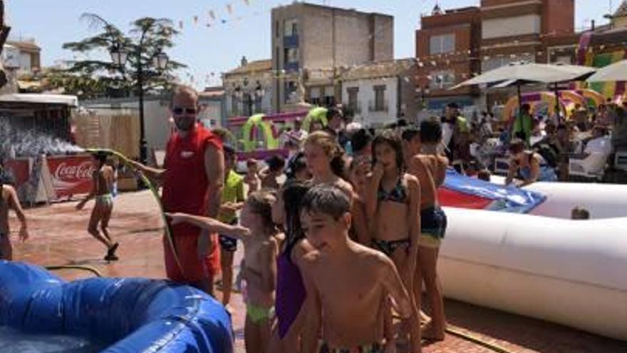 Los niños de Gilet disfrutan de los juegos de agua.