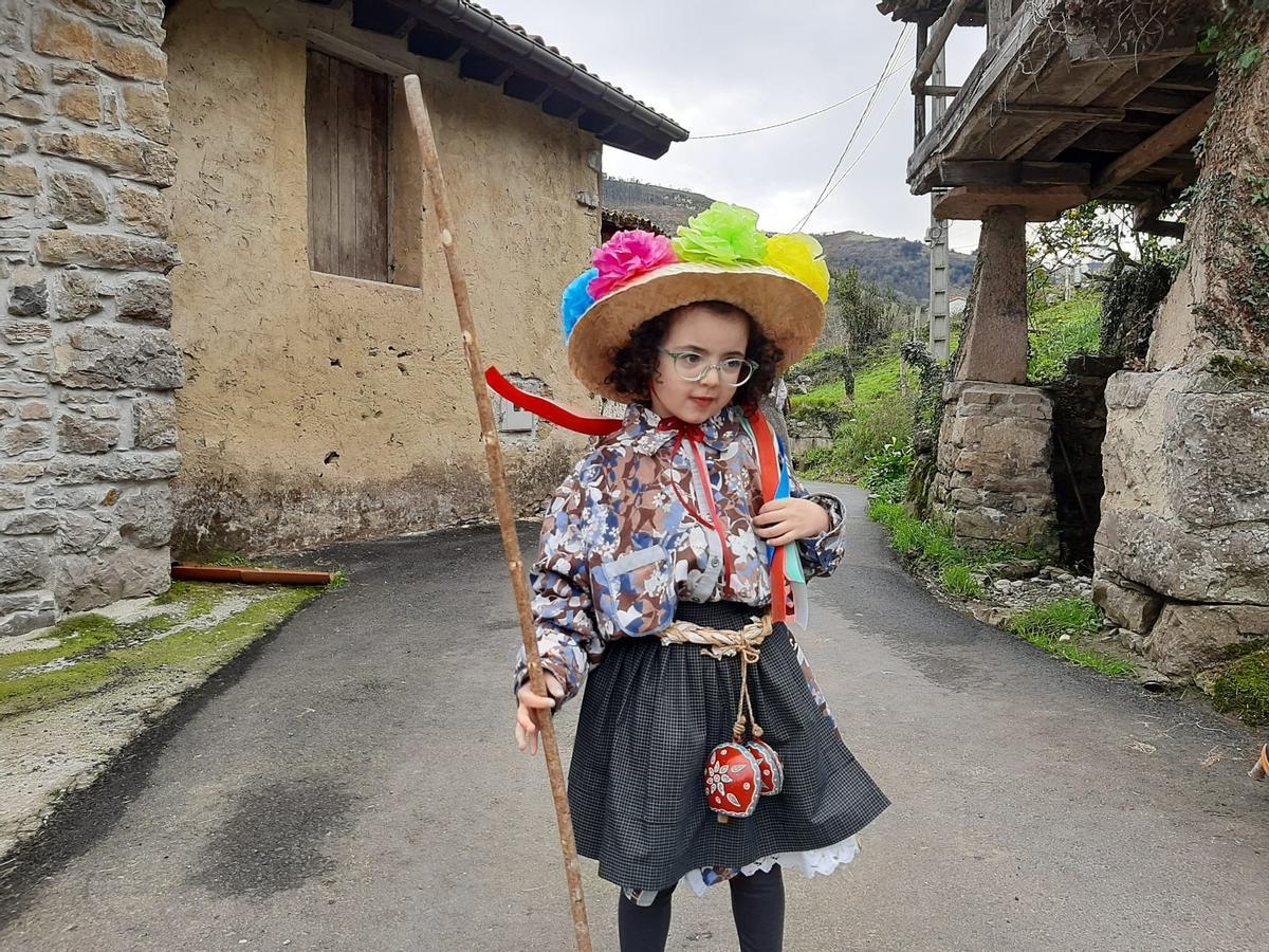 Los Mazacaraos invaden Rozaes para recuperar una tradición que goza de buena salud: el Domingo´l Gordu de la parroquia, en imágenes