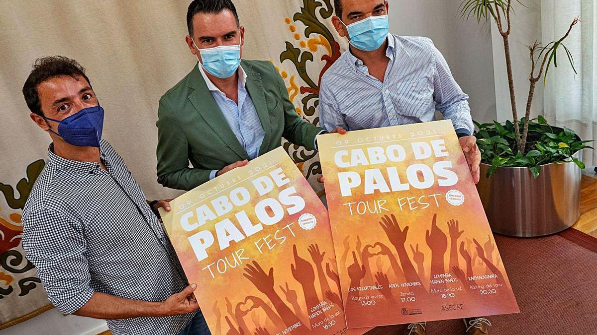 Piñana (c) y empresarios de Cabo de Palos presentan el cartel
