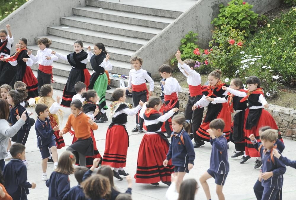 Muiñeira con 450 alumnos del colegio Franciscanas