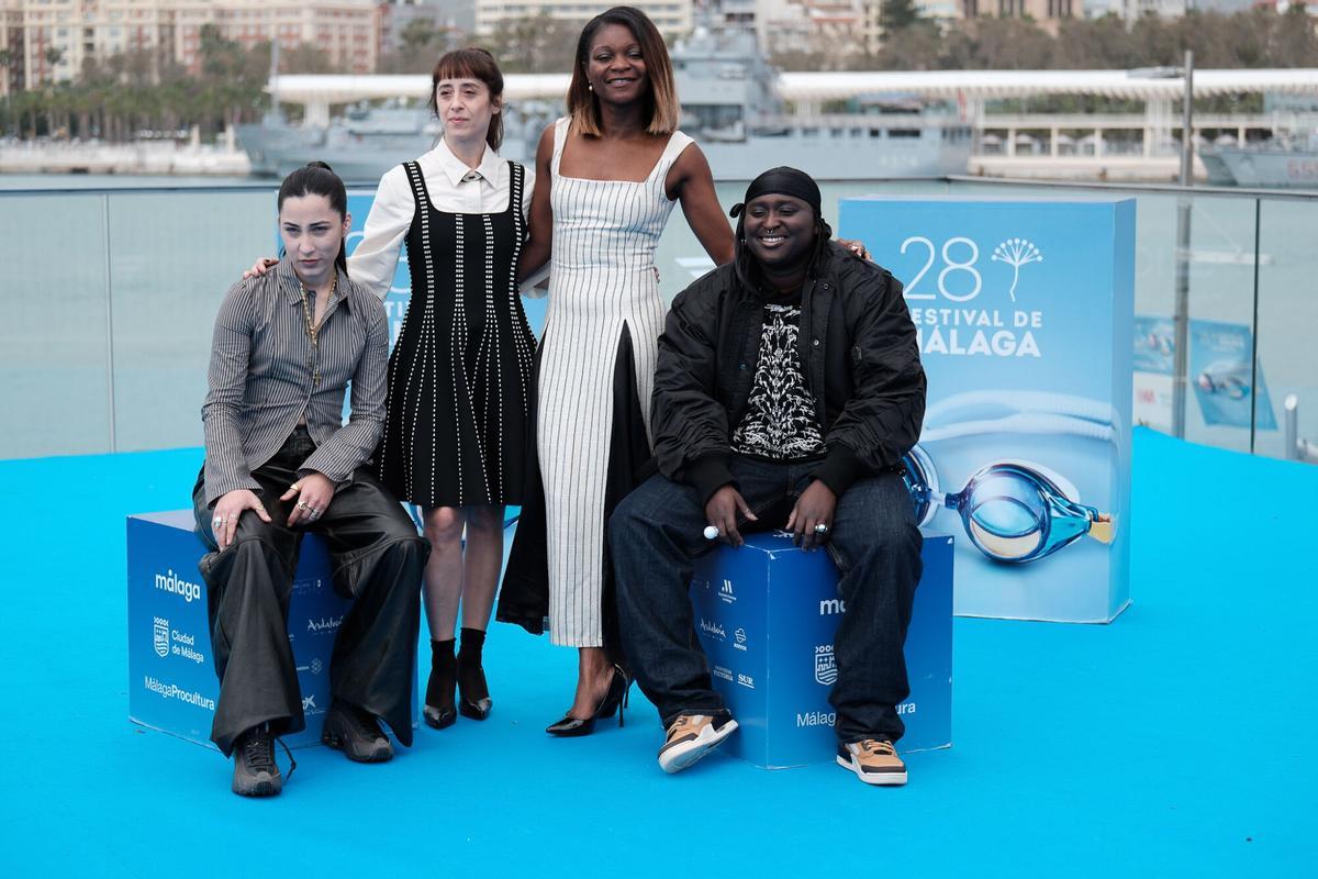 La directora Ingride Santos (2i) posa con las actrices Judith Álvarez Vargas (i), la ecuatoguineana Asaari Bibang (2d) y la rapera Latifa Drame, durante la presentación de la película 'Ruido'