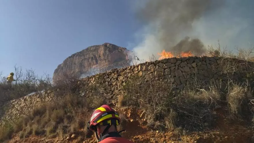 Declarado un nuevo incendio en las faldas del Montgó en Xàbia