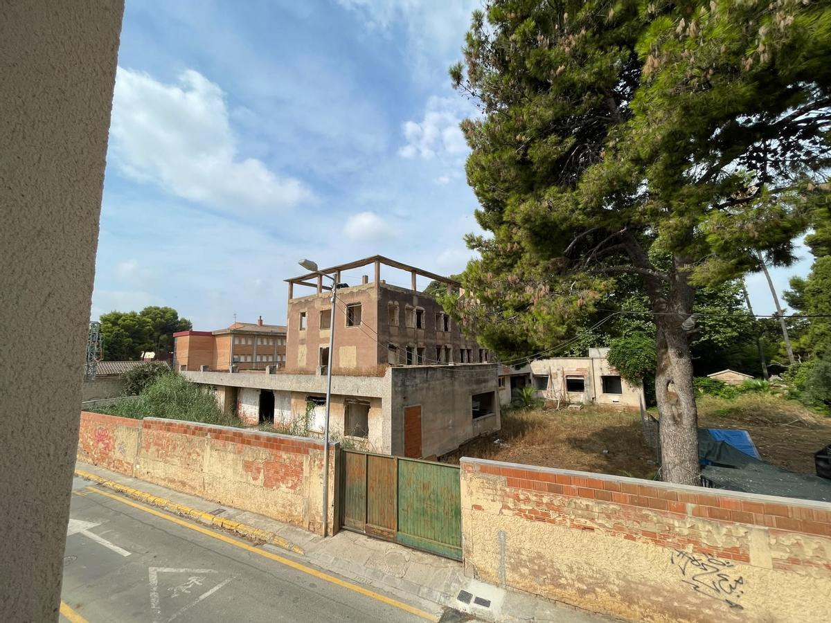 El edificio destinado a hospital psiquiátrico en estado de abandono en Moncada.