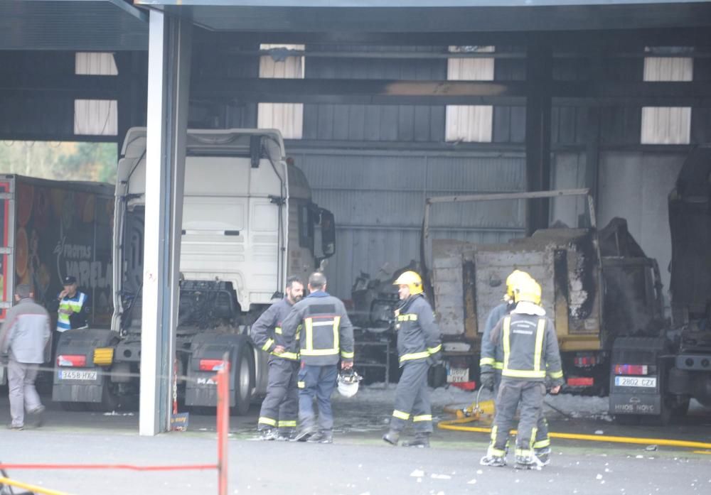 Incendio en una nave de camiones MAN en Iñás