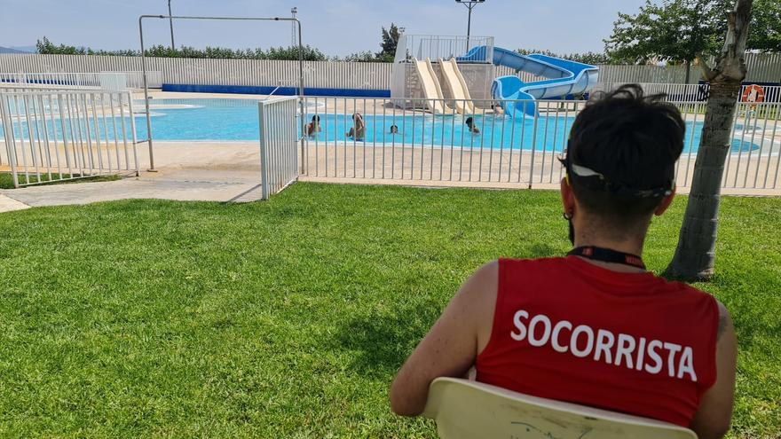 Un socorrista, en la piscina municipal