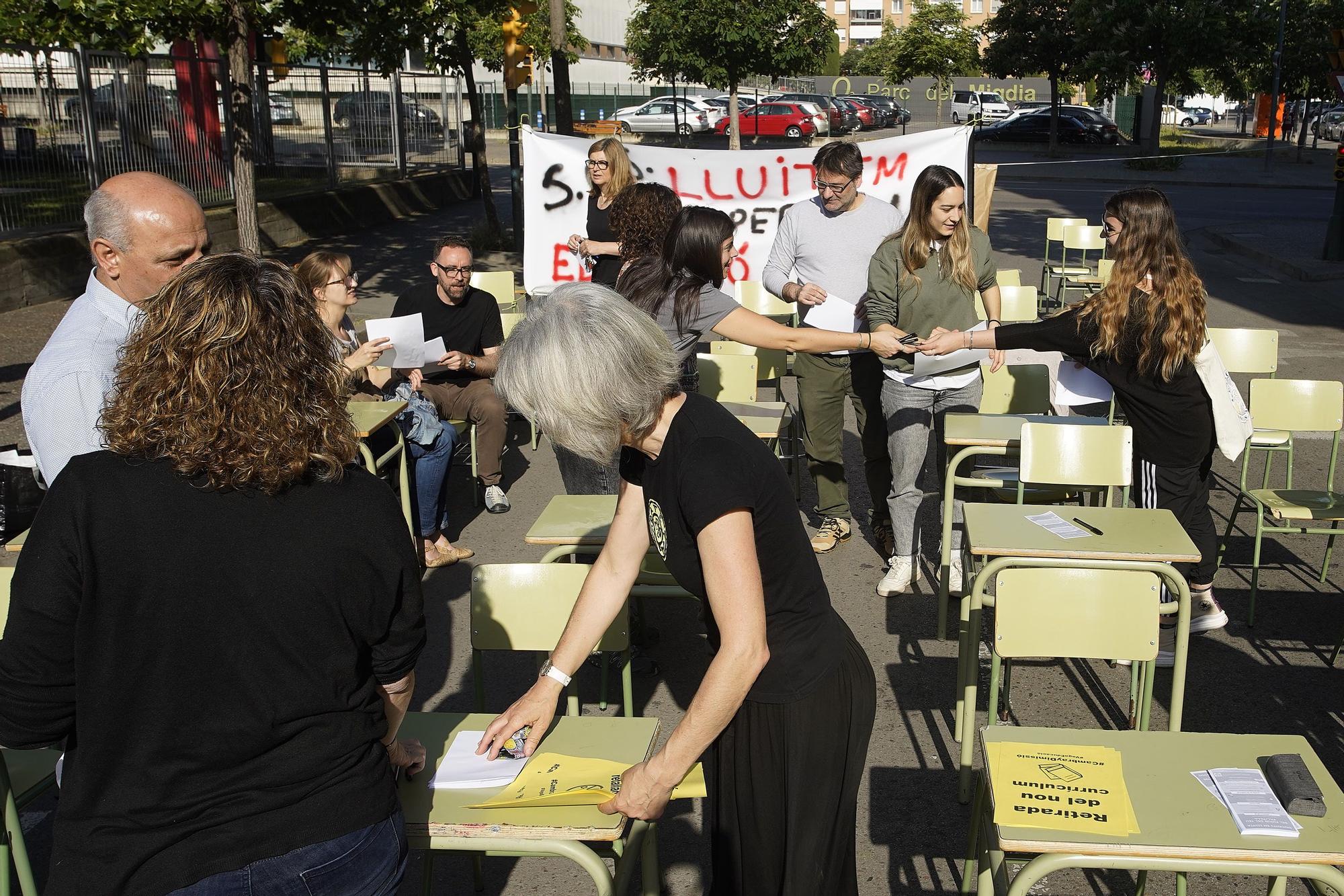 Professors del Sobrequés de Girona tallen el carrer i hi munten una aula