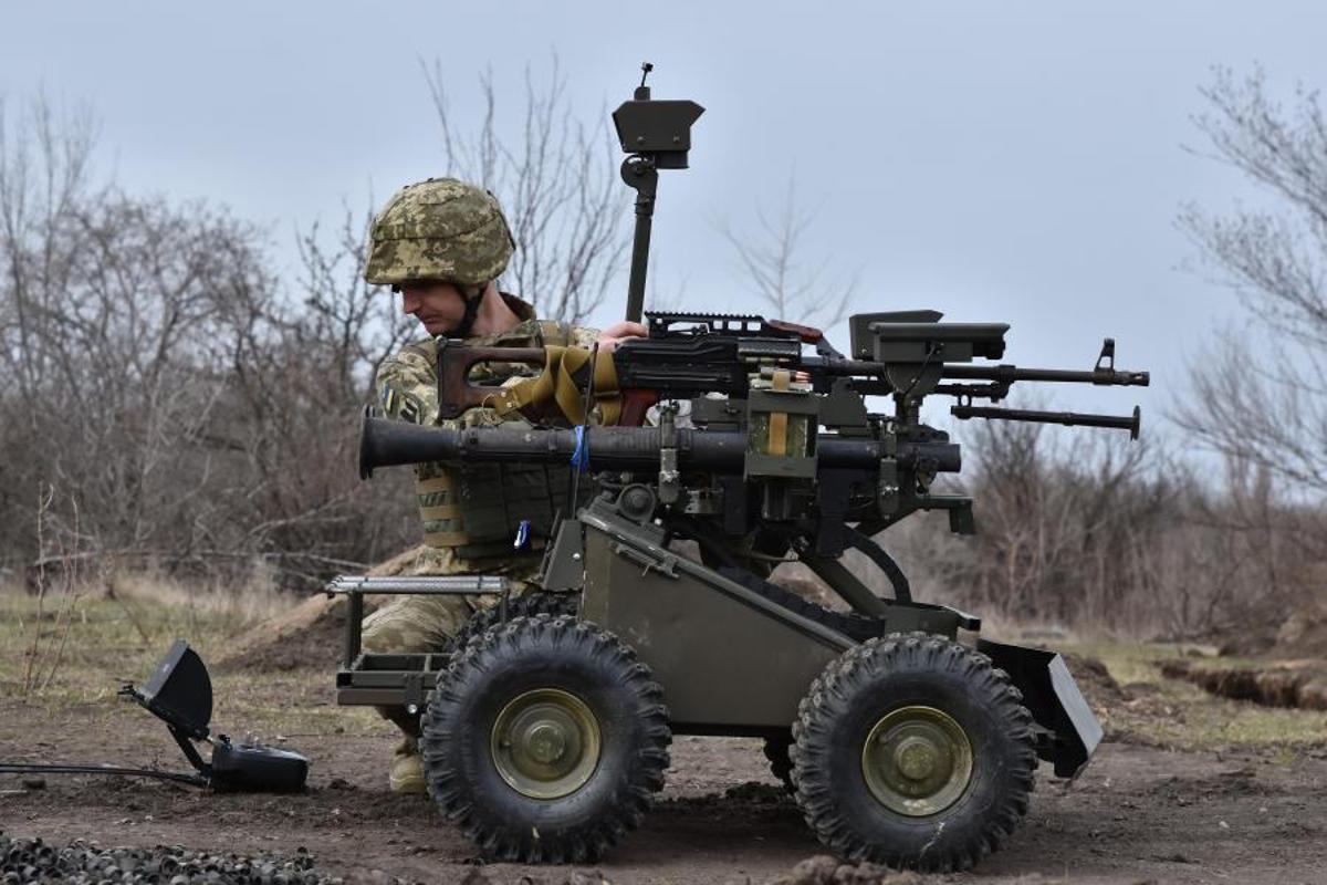 Un soldado de la 65 Brigada Mecanizada ucraniana pueba un dron terrestre (UGV) armado con fusil y cohetes anticarro..JPG