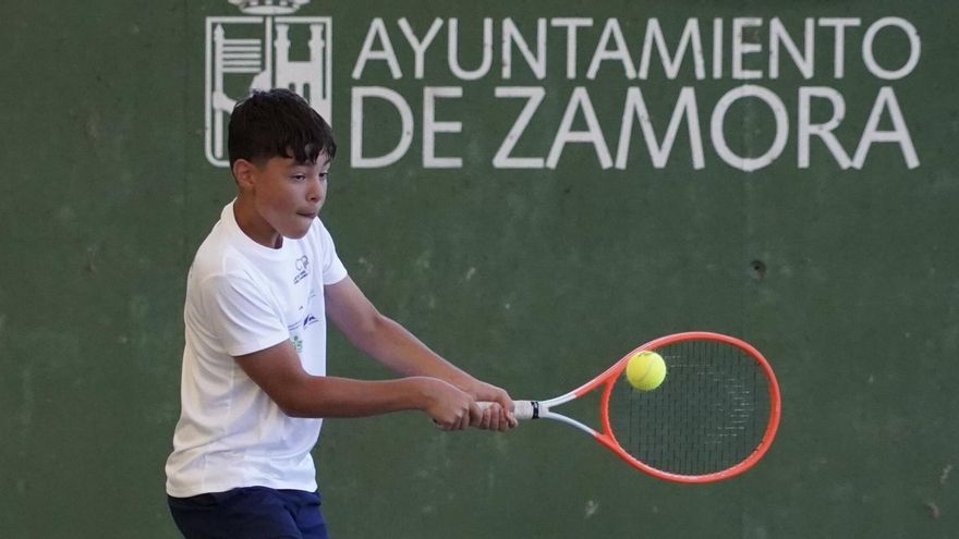 Un tenista da un golpe de revés en el Torneo "Ciudad de Zamora" de San Pedro