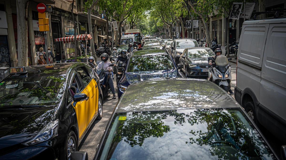 La calle de València de Barcelona, hasta la bandera de coches