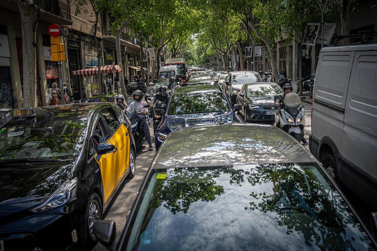 La calle de València de Barcelona, hasta la bandera de coches, este lunes