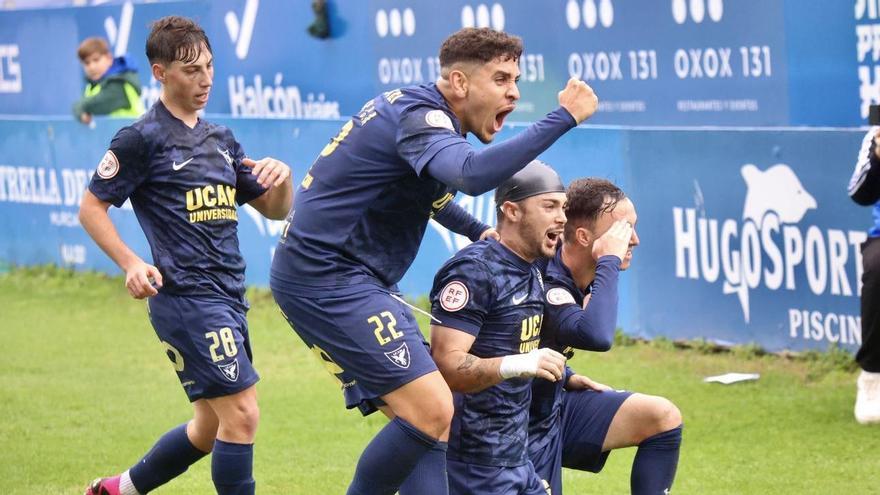 Los jugadores del UCAM Murcia celebran un tanto