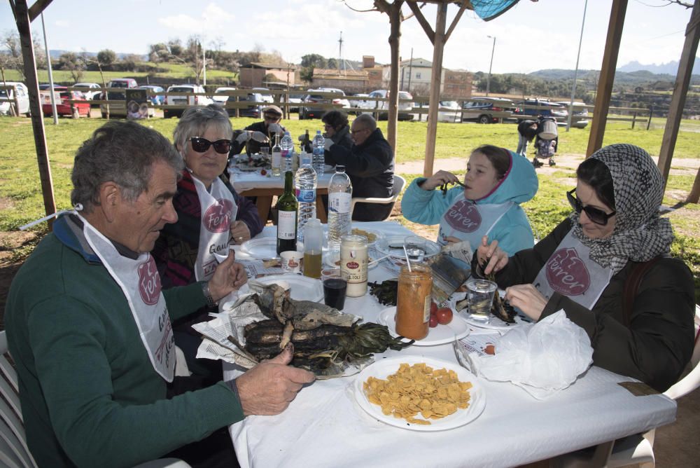 Famílies vingudes d''arreu de la Catalunya central i també de fora comparteixen àpat a Manresa amb productes de la terra