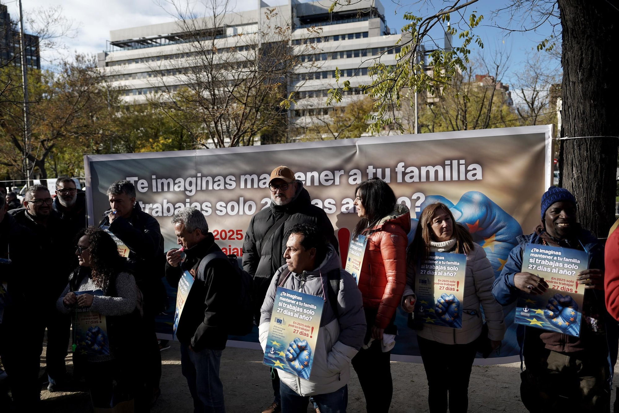 Concentración en Madrid de pescadores contra el recorte de días en el mar de Bruselas.