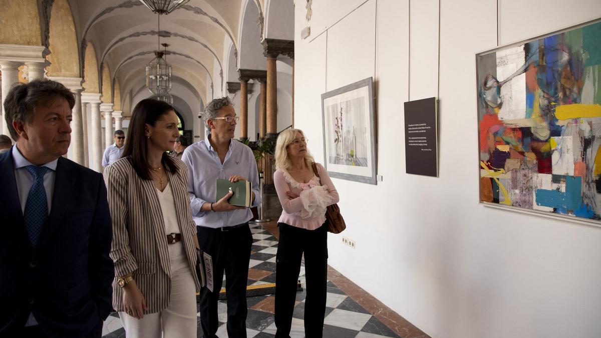 Marta Siles y Francisco Arroyo, en compañía de otros autores, recorrieron la exposición.