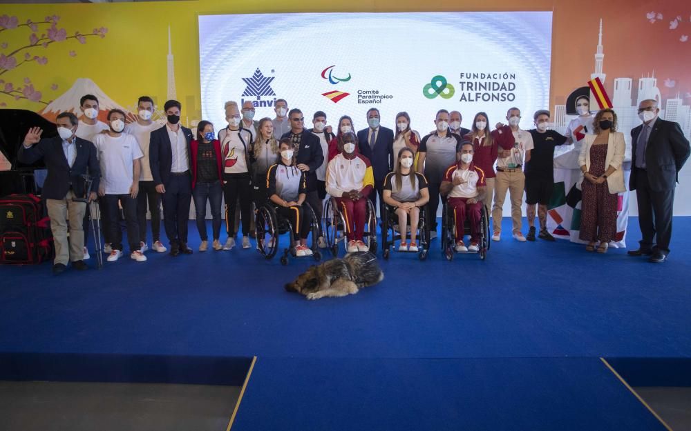 Antonio Orozco canta en la presentación de la vestimenta del Equipo Paralímpico Español en La Marina de Valencia