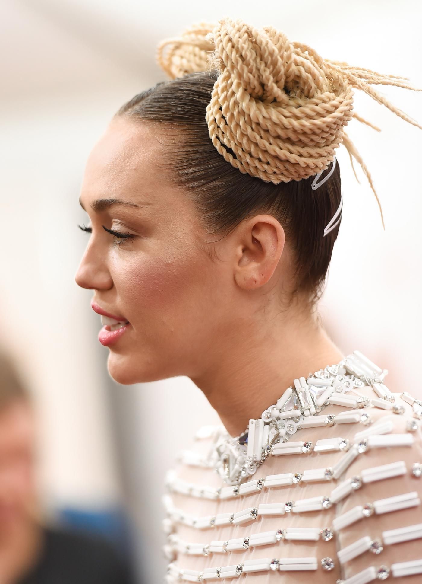 Detalle del peinado de Miley Cyrus en el estreno de "A very Murray Christmas"