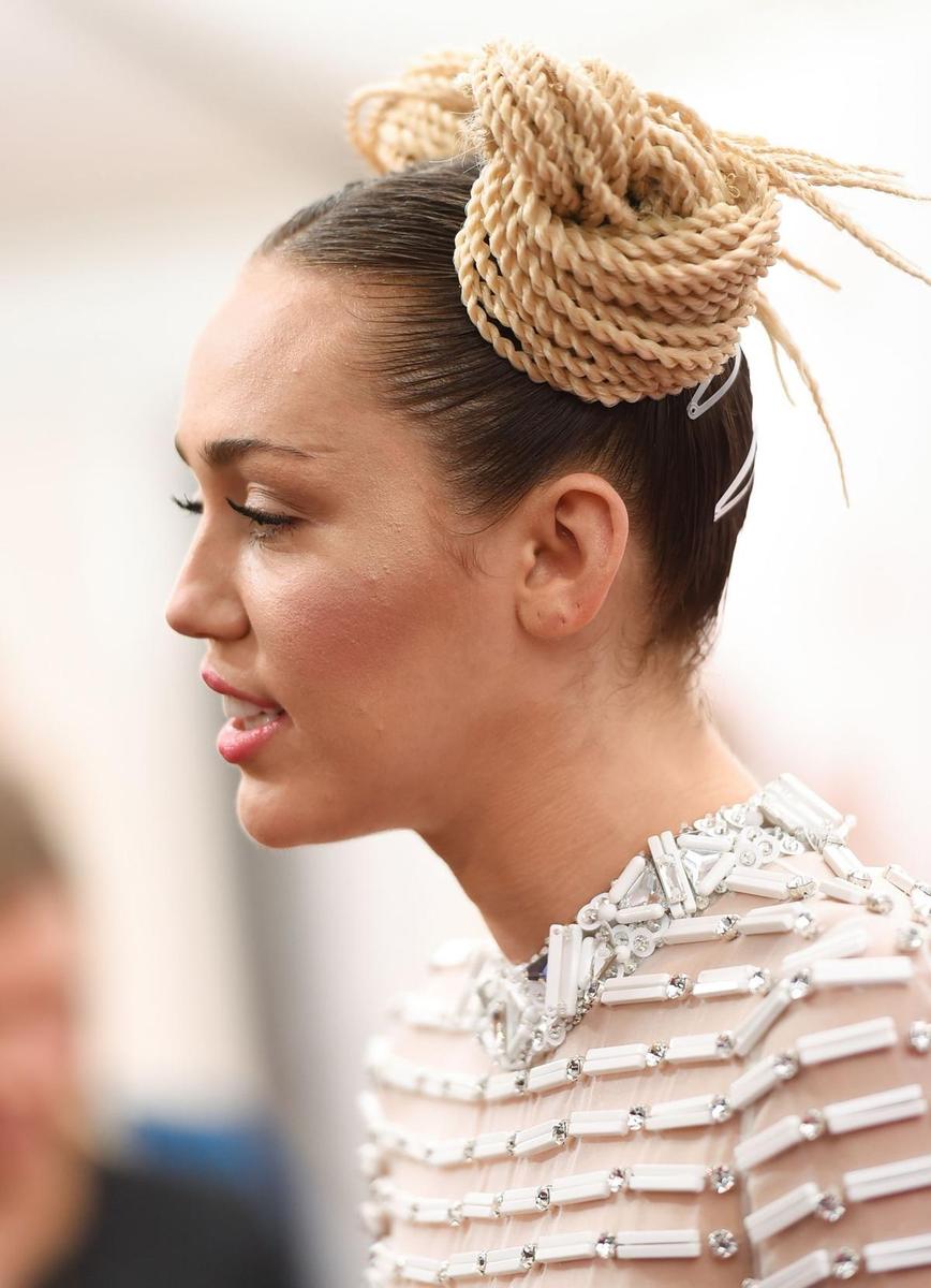 Detalle del peinado de Miley Cyrus en el estreno de "A very Murray Christmas"