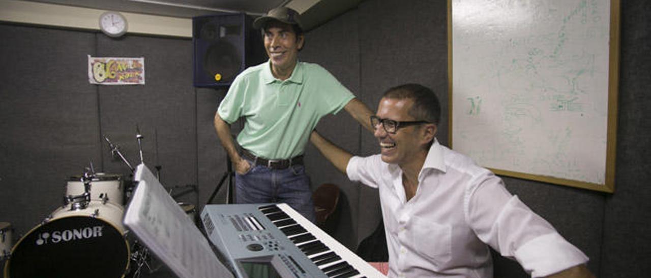 El cantante José Vélez, con Antonio Brito, tras el ensayo de su banda en la sala Buganvilla Rock