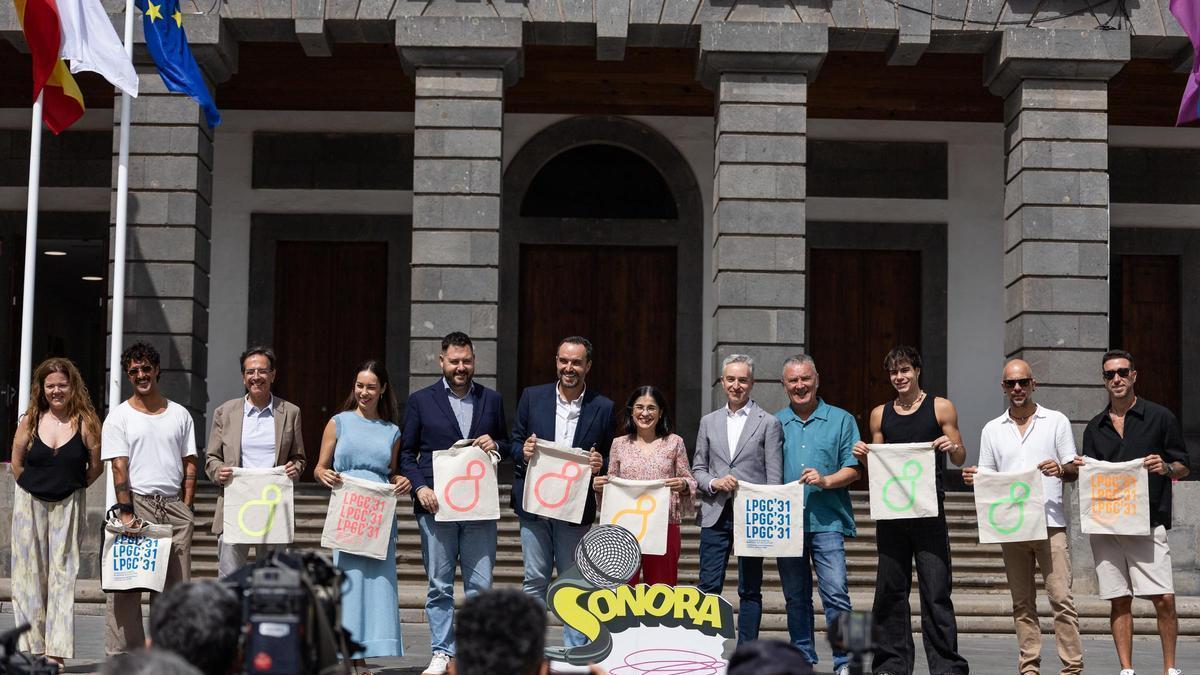 De izq., a dcha., Laura Brito, de Barrios Orquestados; Fran de Armas, de Good Franco; Cristóbal de la Rosa, director general de Innovación Cultural del Gobierno de Canarias; Guacimara Medina, consejera de Cultura del Cabildo de Gran Canaria;  Josué Íñiguez, concejal de Cultura del Ayuntamiento de Las Palmas de Gran Canaria; Santi Gutiérez, productor ejecutivo de Sonora; Carolina Darias, alcaldesa capitalina; José Luis Pérez Pont, director artístico de ‘Rebelión de la geografía’; Juan Salán, director de Sonora; Daniel Coronado, de Los Blody; e Ivan Torres y Javi Moreno, de Efecto Pasillo.