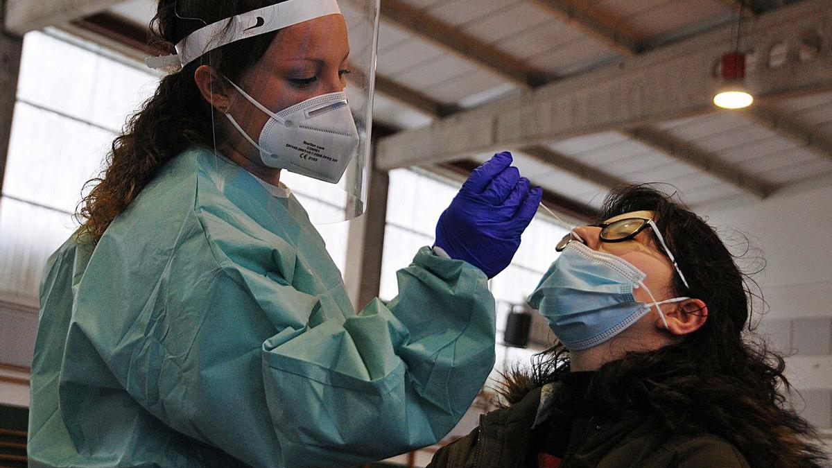 Una mujer se somete a un test diagnóstico en un cribado del Sergas. |   // L.O.