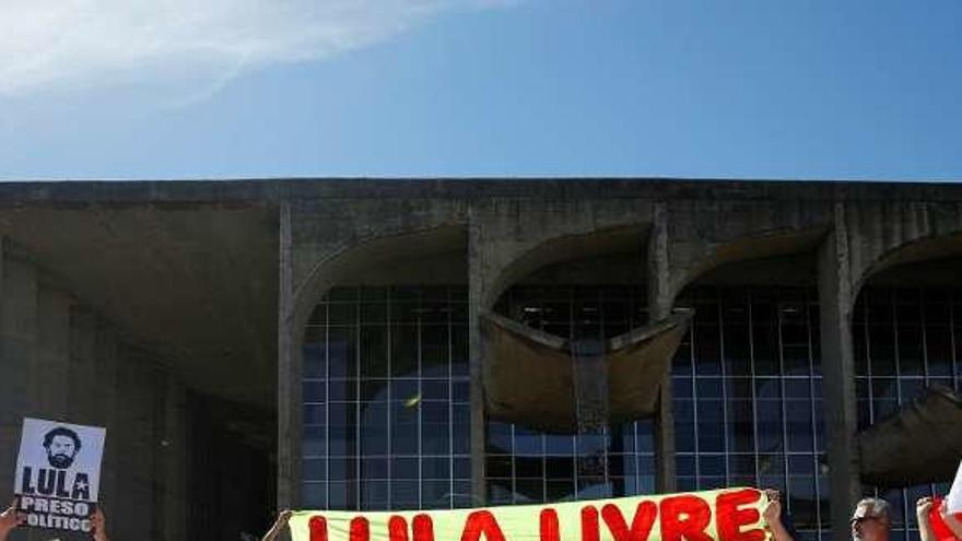 Seguidores de Lula protestan ante la sede del ministerio de Justicia. // R