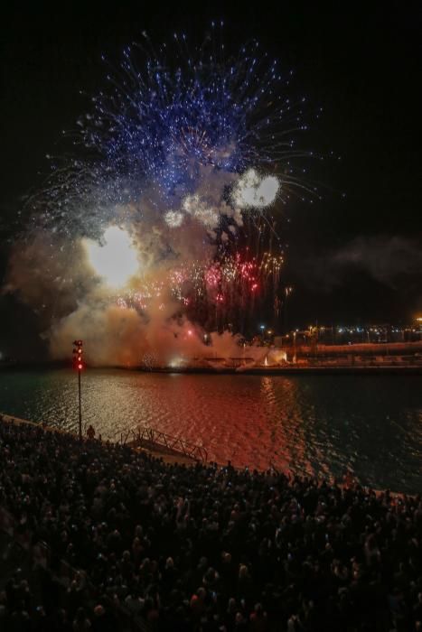 Mascletà vertical 2020 en la Marina