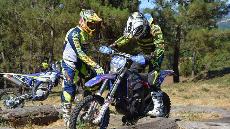 Un instante de la clase práctica de enduro en el circuito de A Latiza.