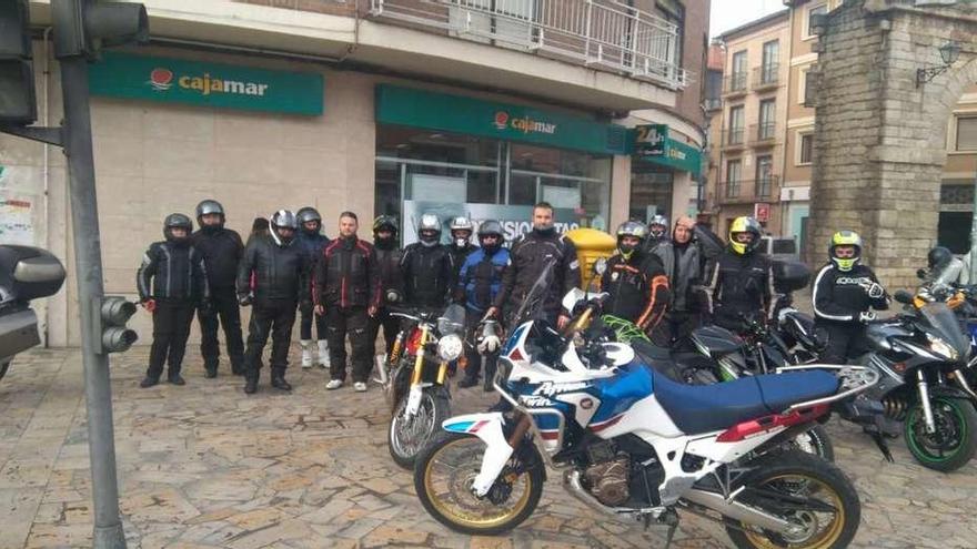 Una veintena de moteros toresanos participa en una ruta al Valle del Jerte