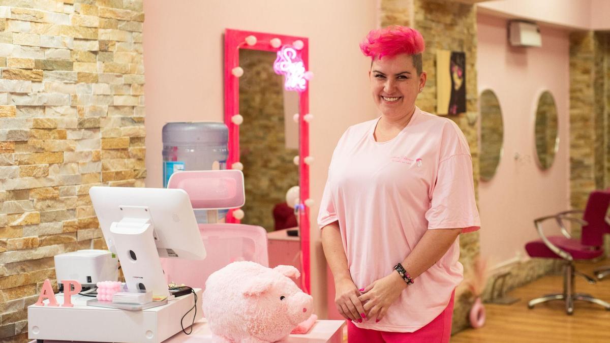 La nueva peluquería que tiñe de rosa la avenida de Fisterra: "El local es igual que yo, muy alegre"