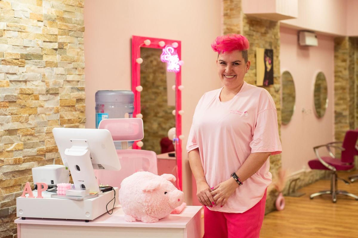 Ana María Petrescu en su nueva peluquería en la avenida de Fisterra