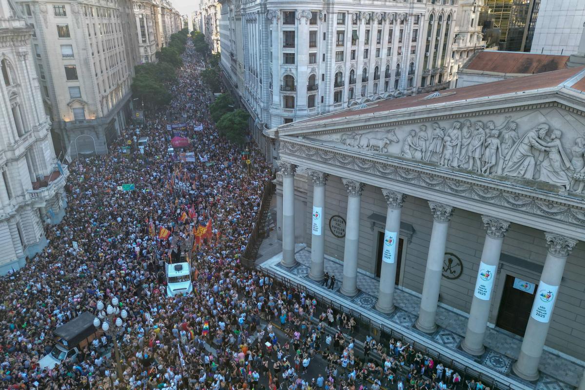 Milei golpeado tras histórica protesta LGTBI+: acusa que su discurso fue "editado" pero fuentes oficiales lo desmienten 1 Masiva marcha en Argentina antifascista contra Milei | FOTOS
