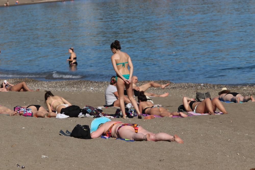 La subida de las temperaturas de los últimos días, que tendrá el sábado sus máximas, ha llevado a muchos malagueños a las playas de la capital.