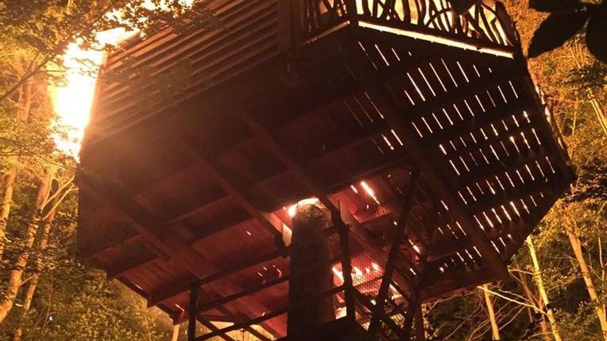 Crema una cabana dalt d&#039;un arbre en un complex hoteler de Sant Hilari