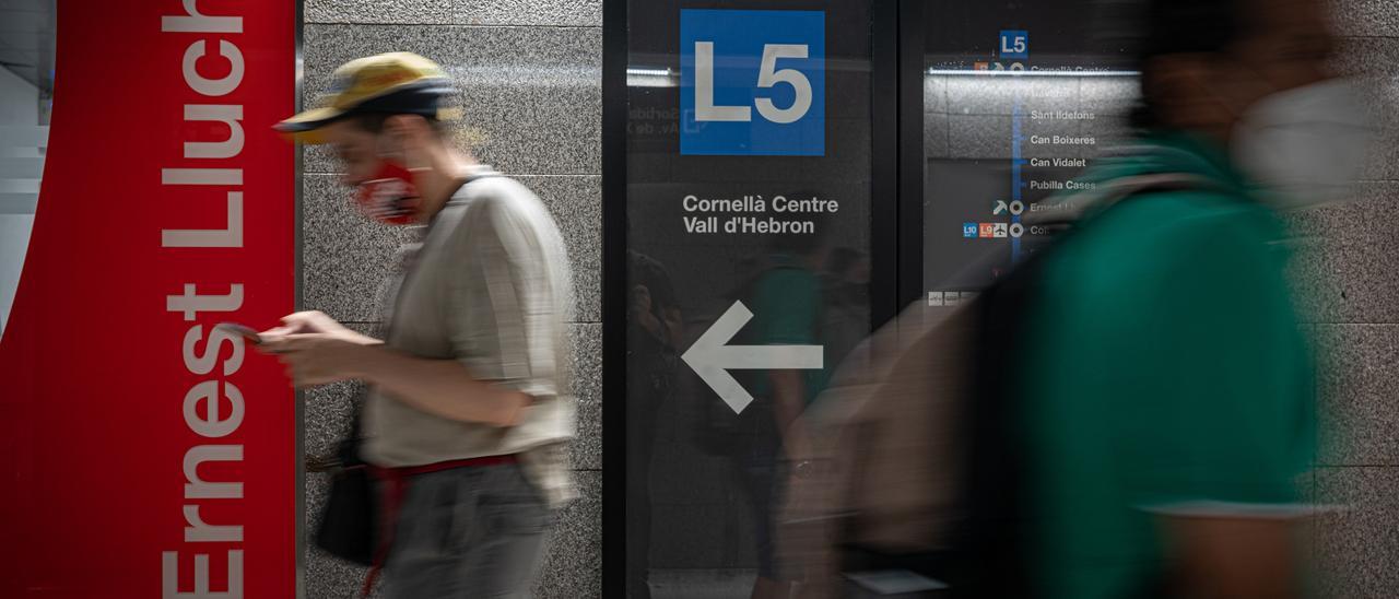 Imagen de archivo de la estación de Ernest Lluch de la L5 del metro de Barcelona.