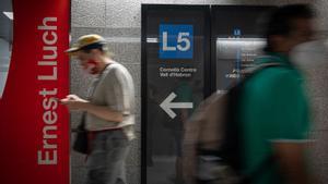 Imagen de archivo de la estación de Ernest Lluch de la L5 del metro de Barcelona.