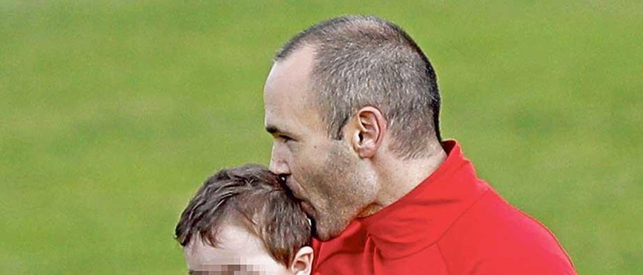 Iniesta juega ayer con su hijo en Saint Martín de Ré.